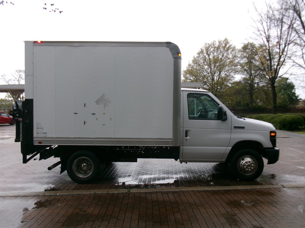 Used 2017 Ford E-350 and Econoline 350 Super Duty RWD image 4