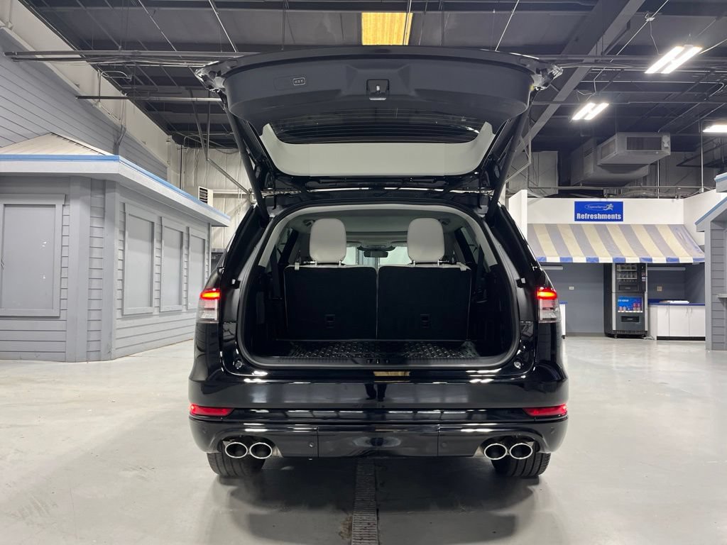 Used 2025 Lincoln Aviator AWD w/ Jet Appearance Package image 9