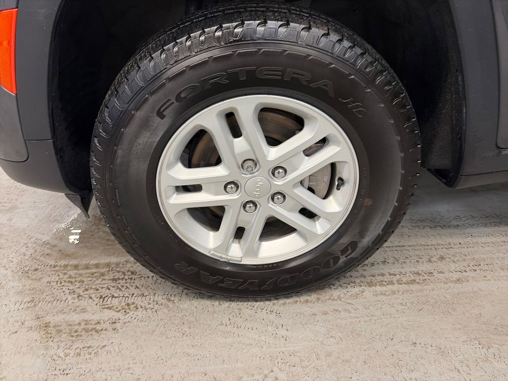 Certified 2023 Jeep Grand Cherokee Laredo AWD/4WD image 9