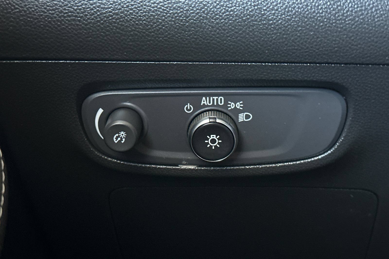 Certified 2025 Buick Encore GX Preferred FWD image 35
