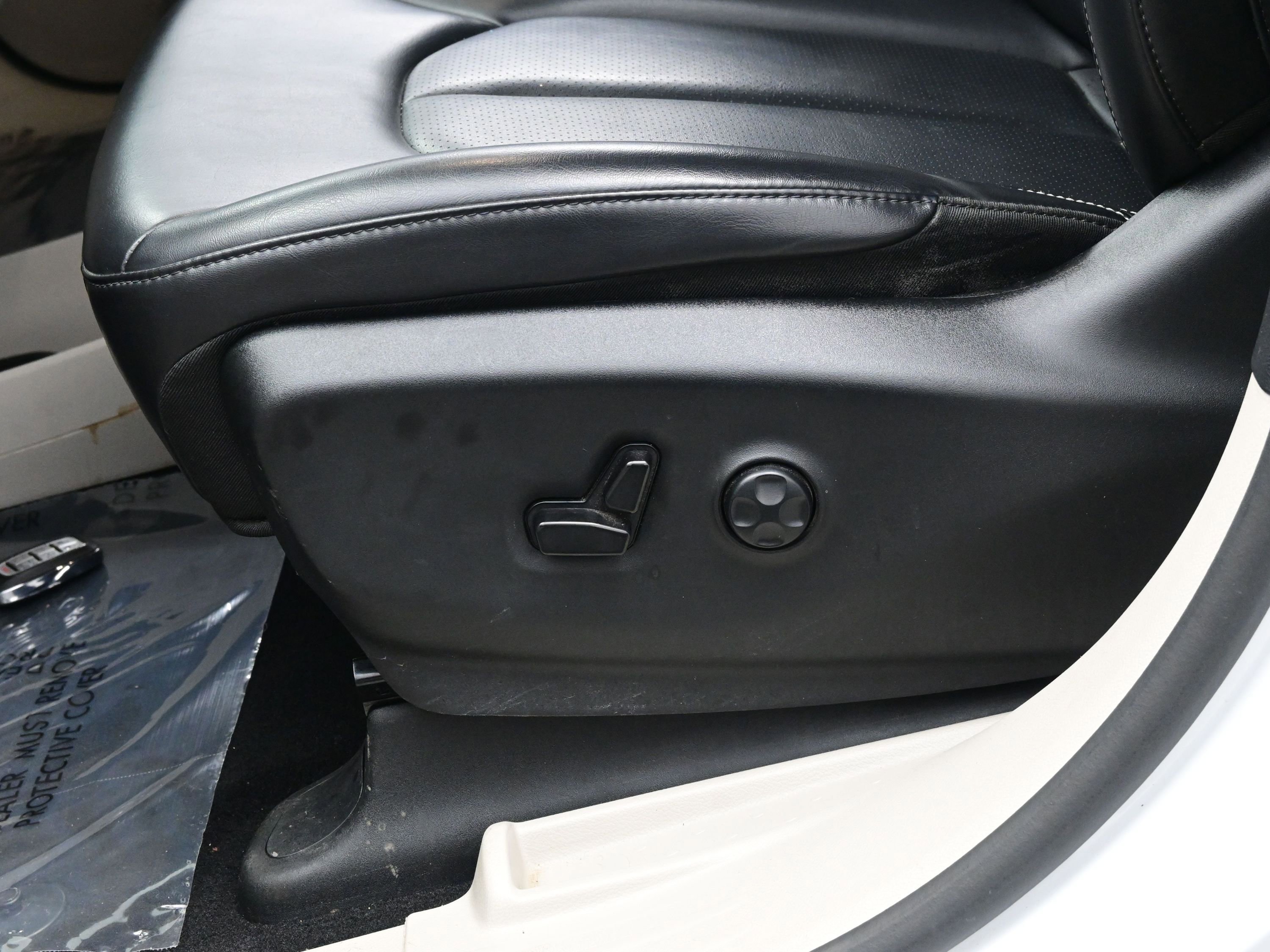 Used 2023 Chrysler Pacifica Touring-L image 11