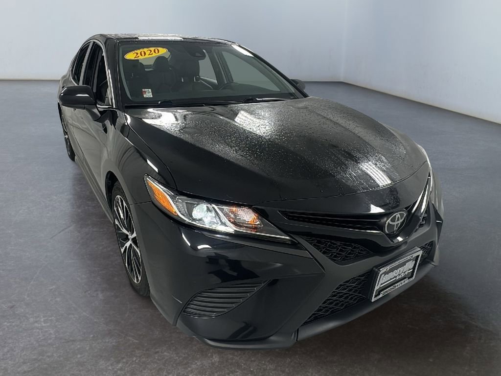 Used 2020 Toyota Camry SE image 1