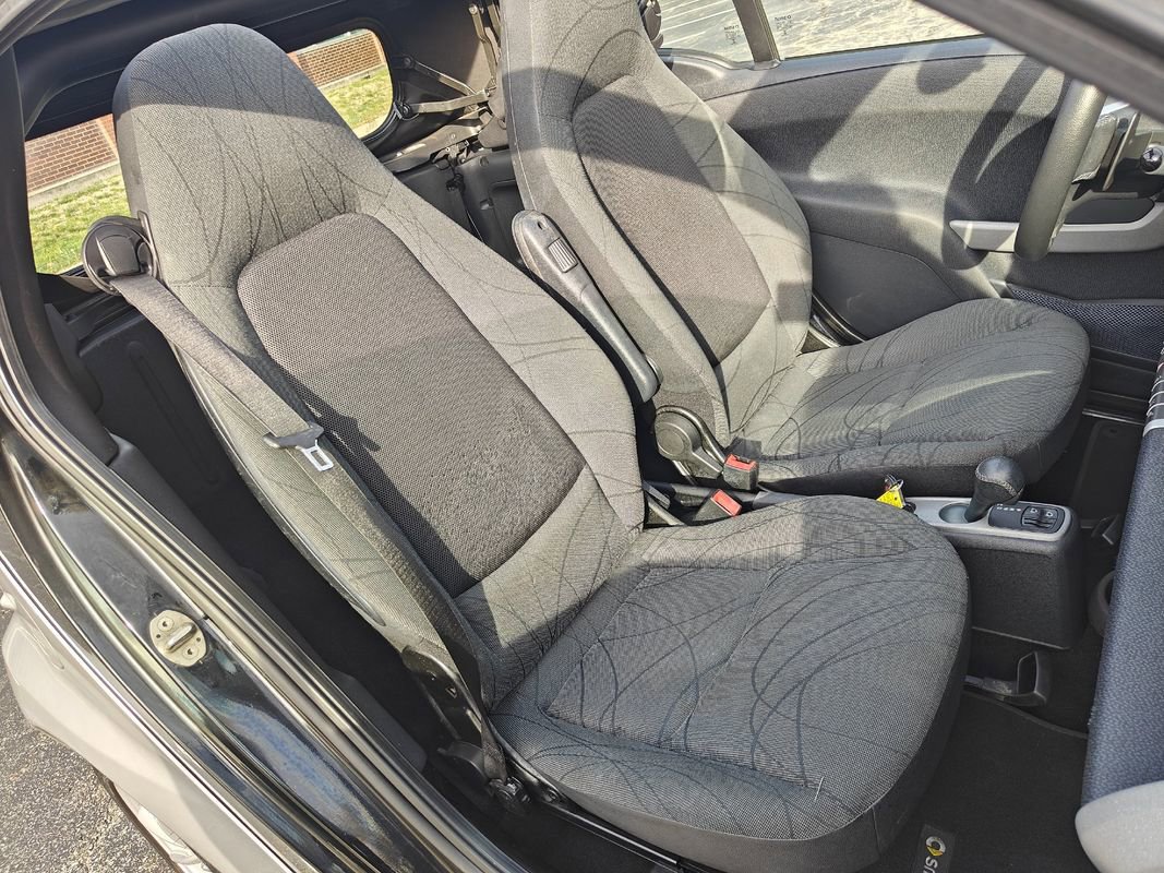 Used 2015 smart fortwo passion image 18