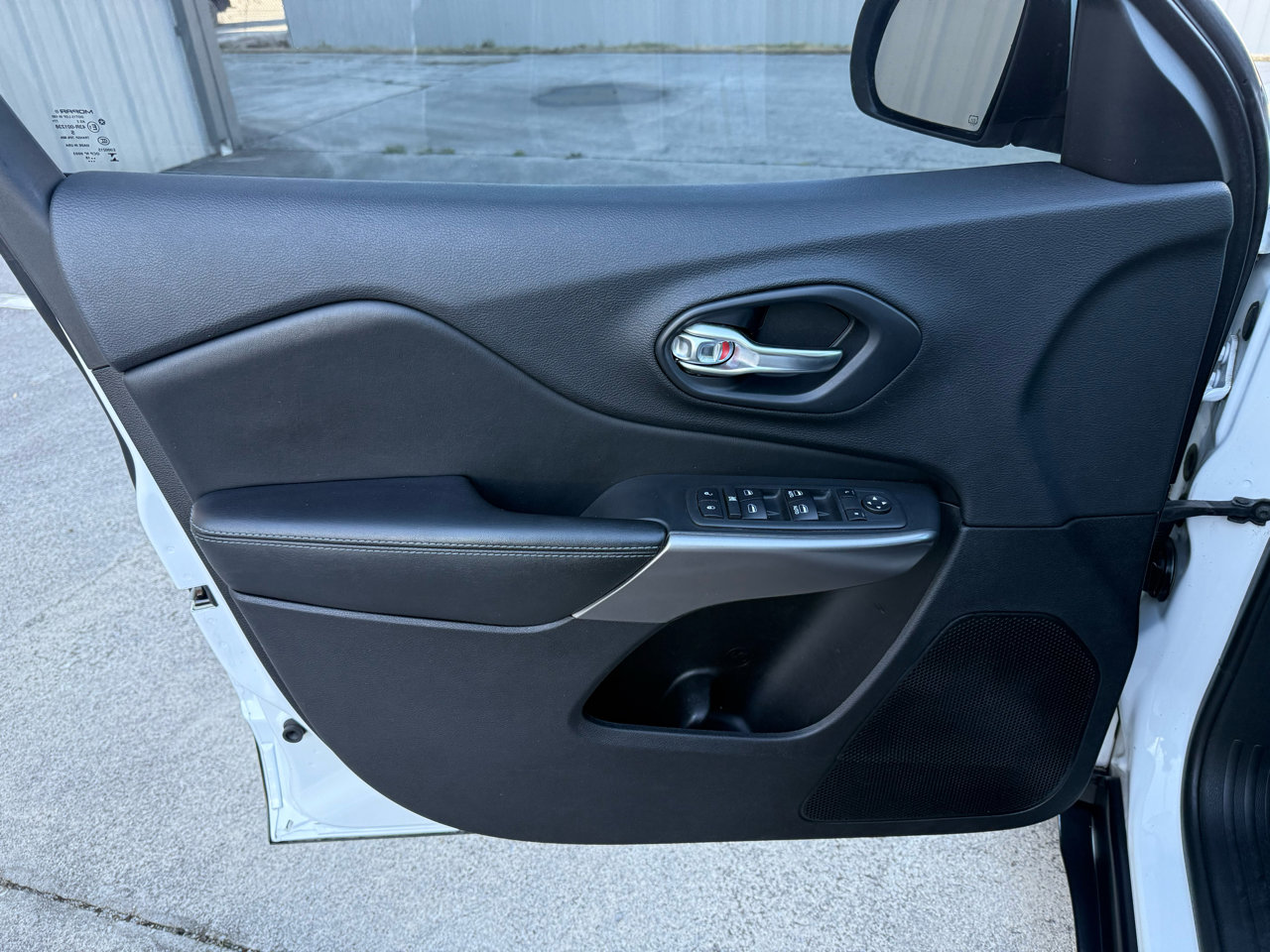 Used 2019 Jeep Cherokee Latitude Plus image 19