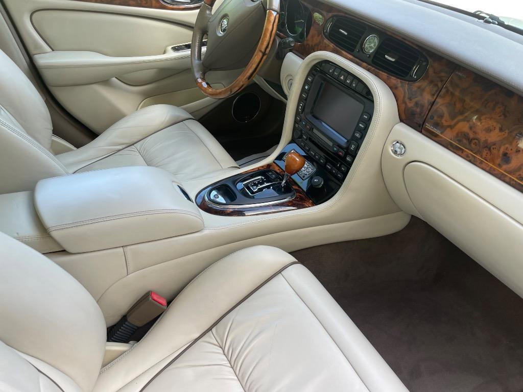 Used 2005 Jaguar XJ Vanden Plas image 32