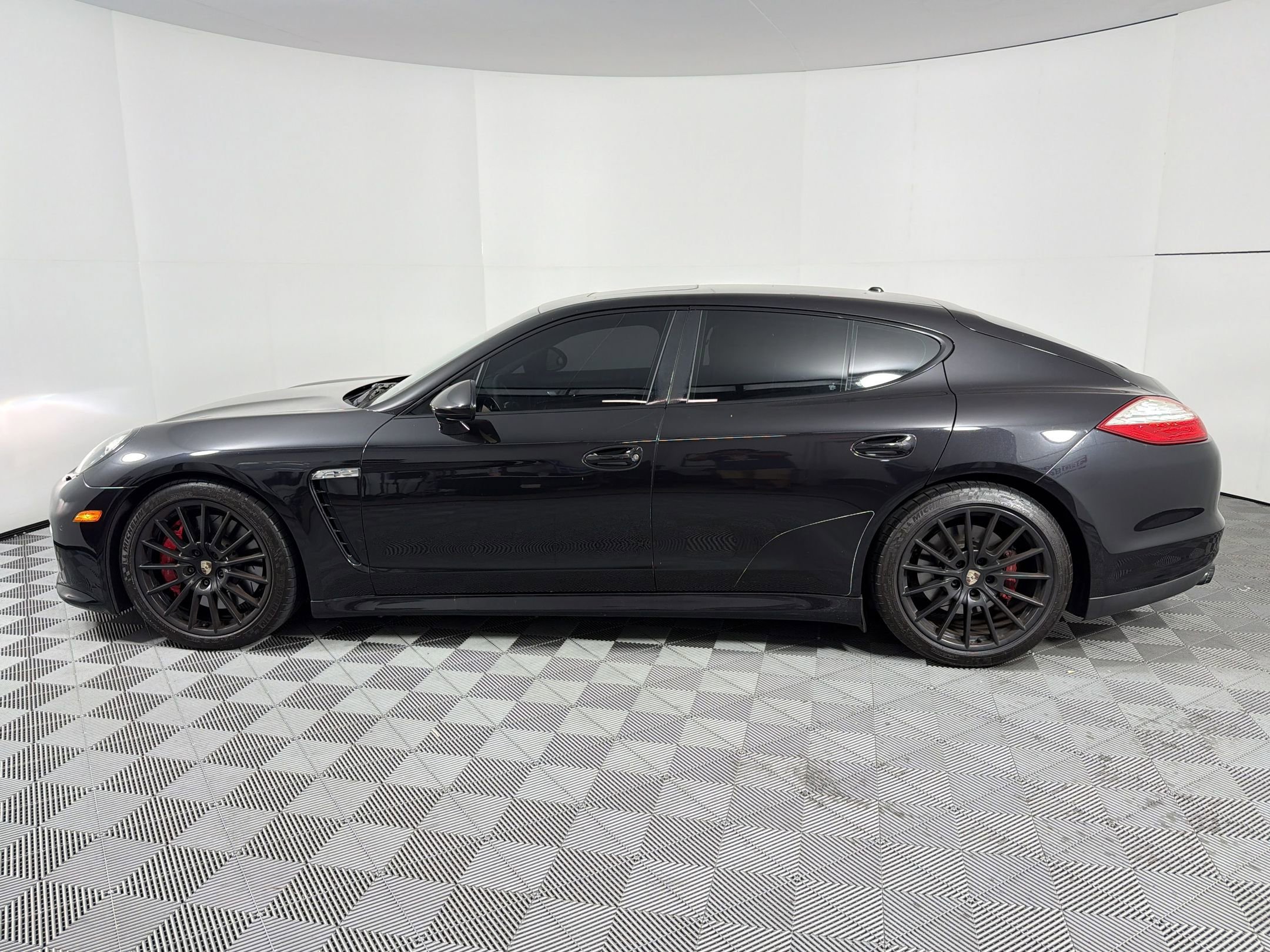 Used 2013 Porsche Panamera GTS image 2