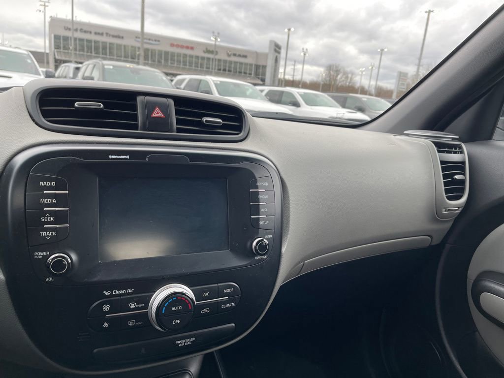 Used 2018 Kia Soul + image 10