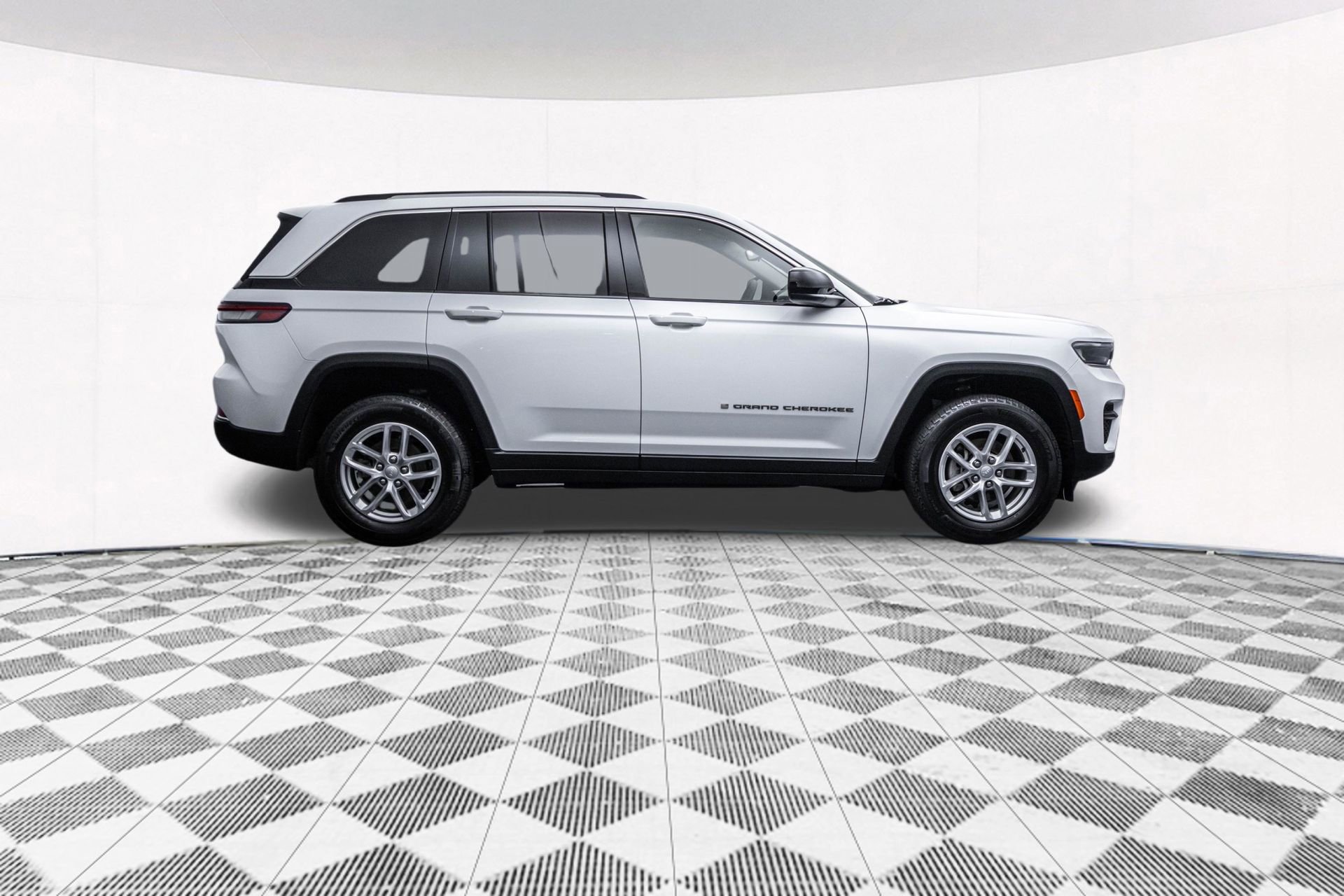 Used 2023 Jeep Grand Cherokee Laredo X image 13