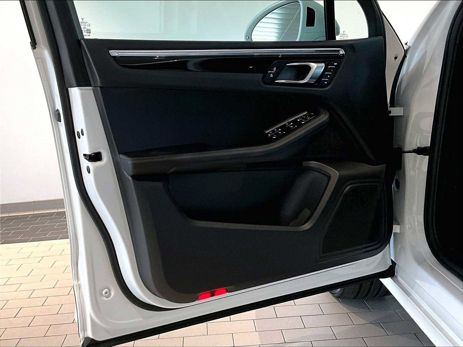 Used 2025 Porsche Macan image 26