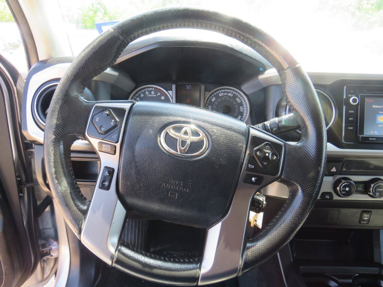 Used 2017 Toyota Tacoma SR5 w/ Tow Package RWD image 10