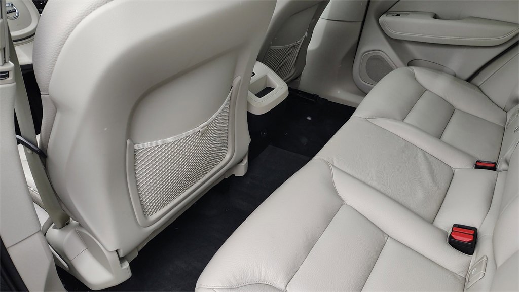 Certified 2023 Volvo XC60 B5 Plus w/ Climate Package image 28