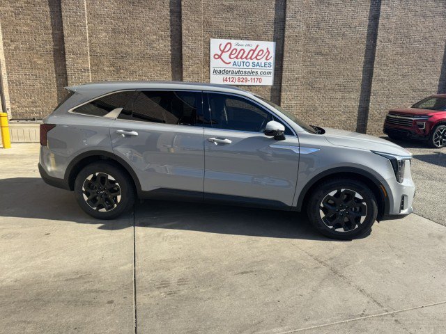 Used 2025 Kia Sorento S w/ Panoramic Sunroof Package FWD image 2