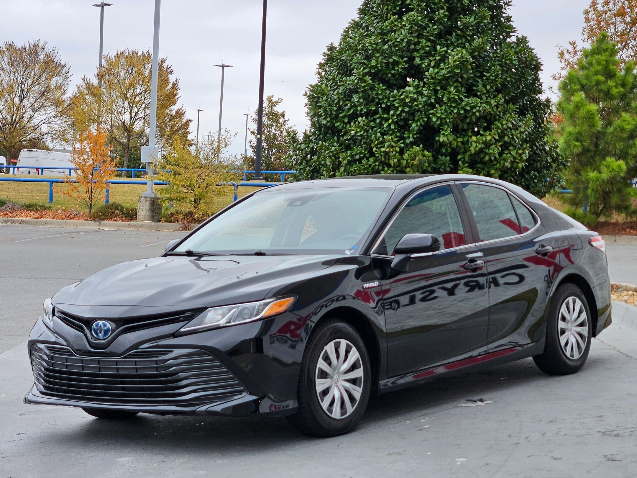 Used 2020 Toyota Camry LE image 3