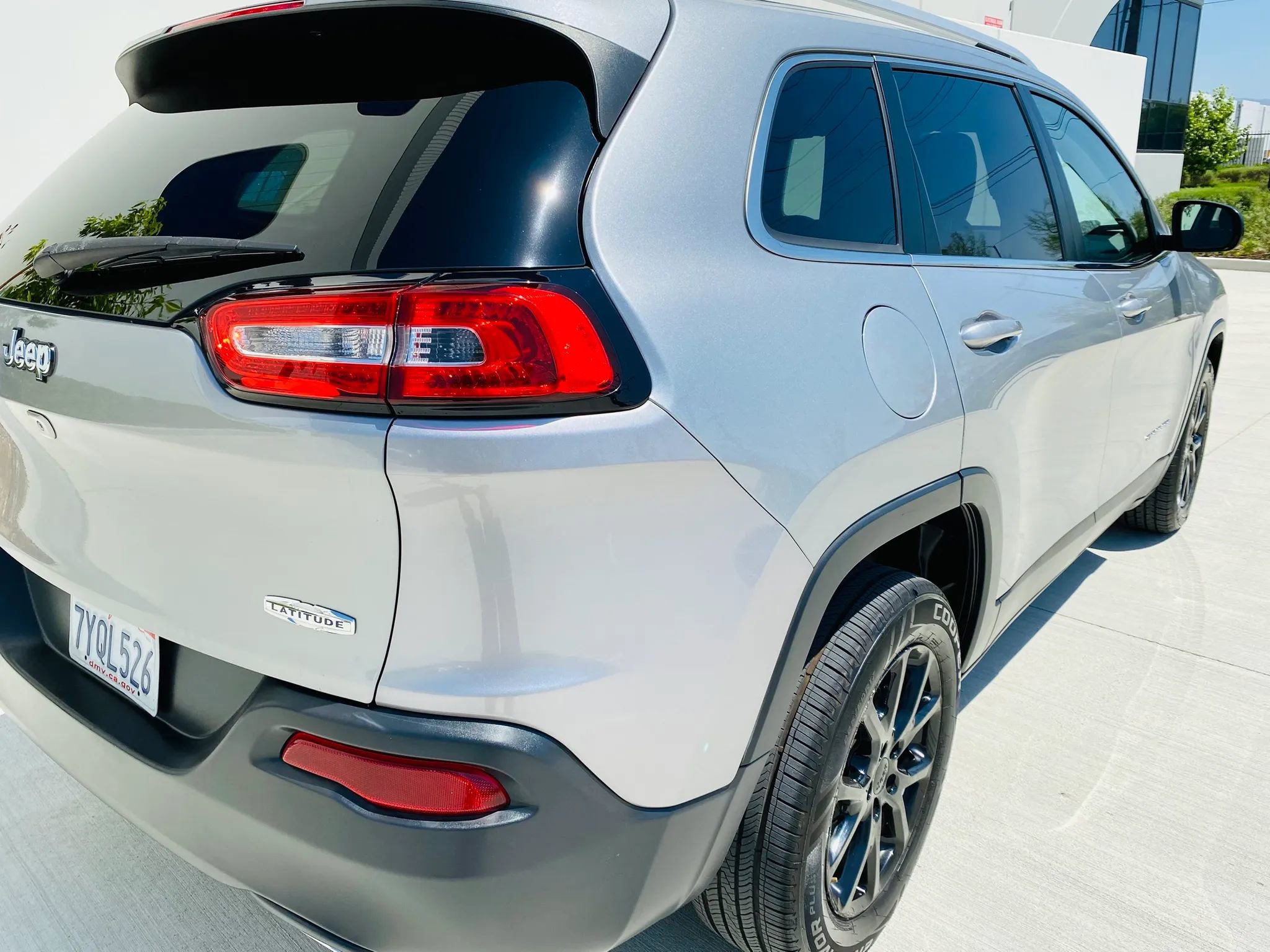 Used 2017 Jeep Cherokee Latitude FWD image 9