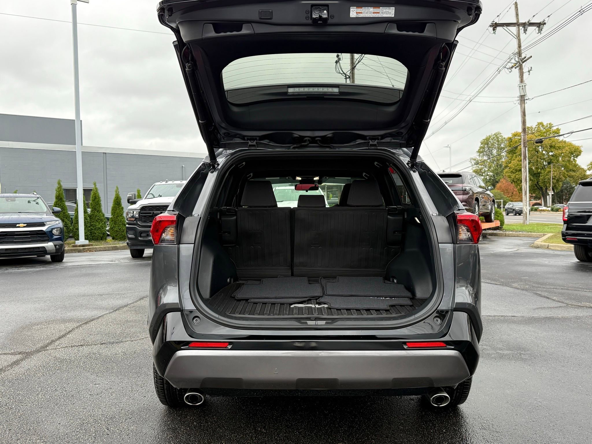 Used 2022 Toyota RAV4 SE image 26