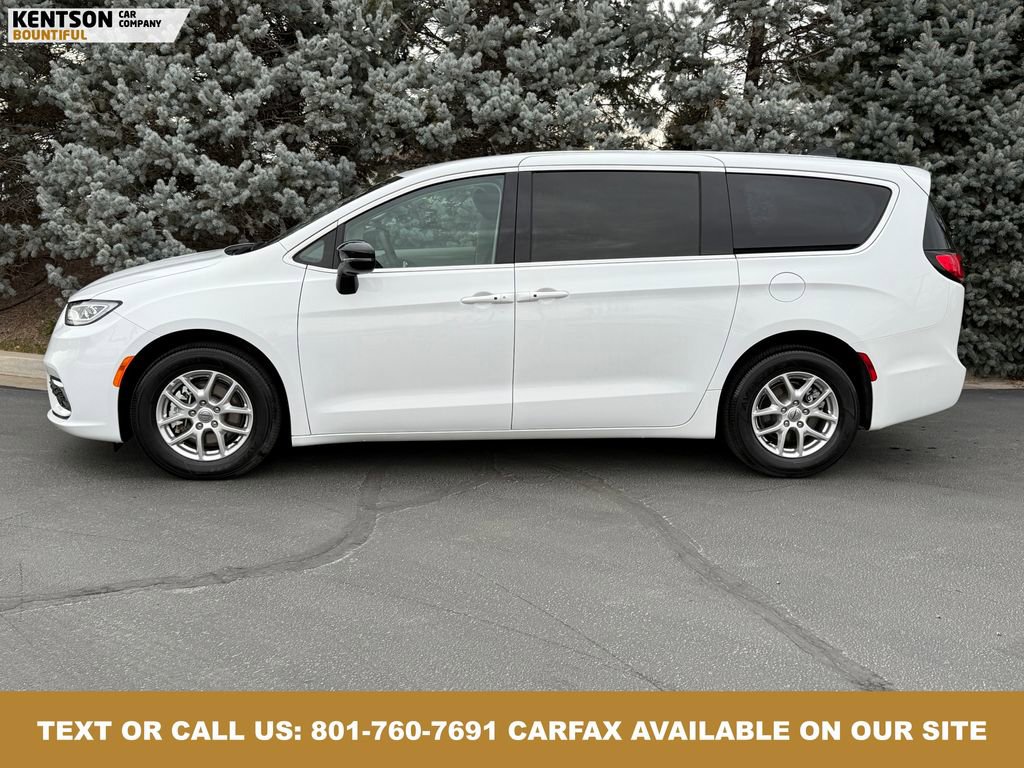 Used 2024 Chrysler Pacifica Touring-L image 4