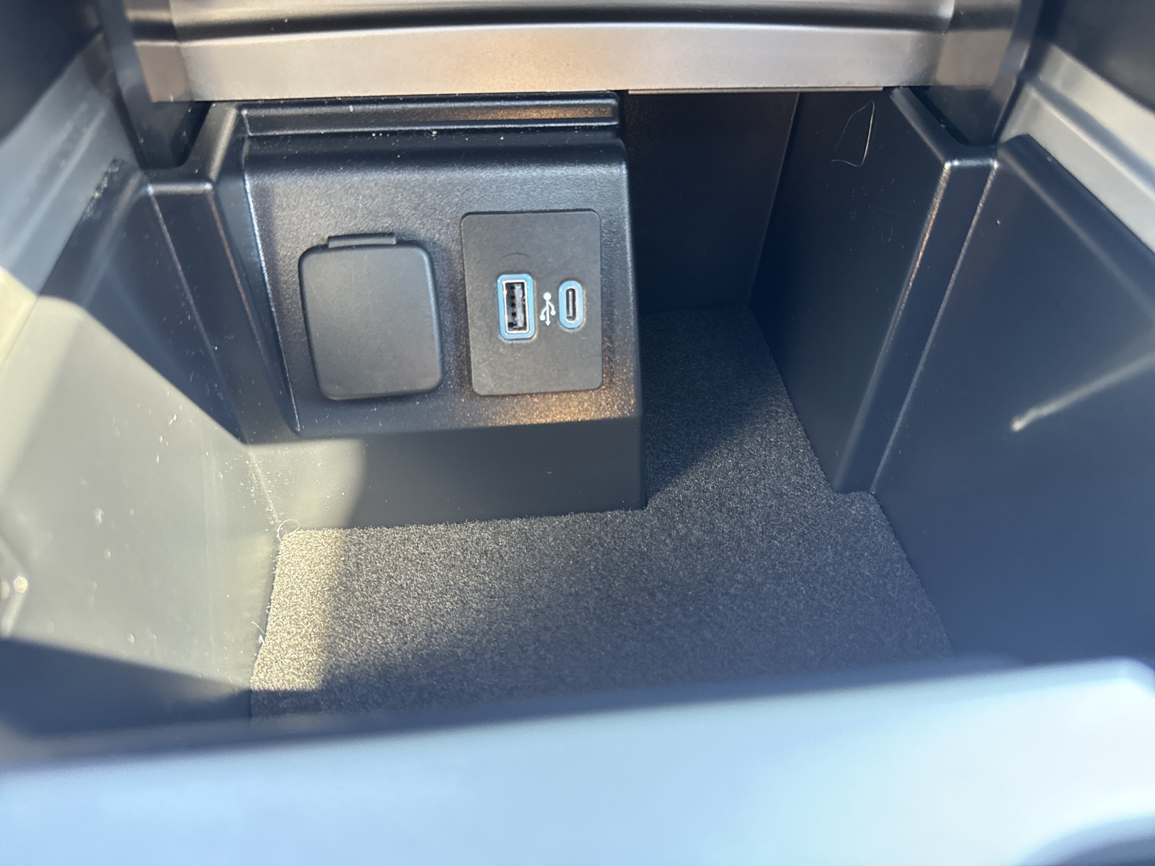Used 2022 Ford Explorer XLT w/ Equipment Group 202A AWD/4WD image 31
