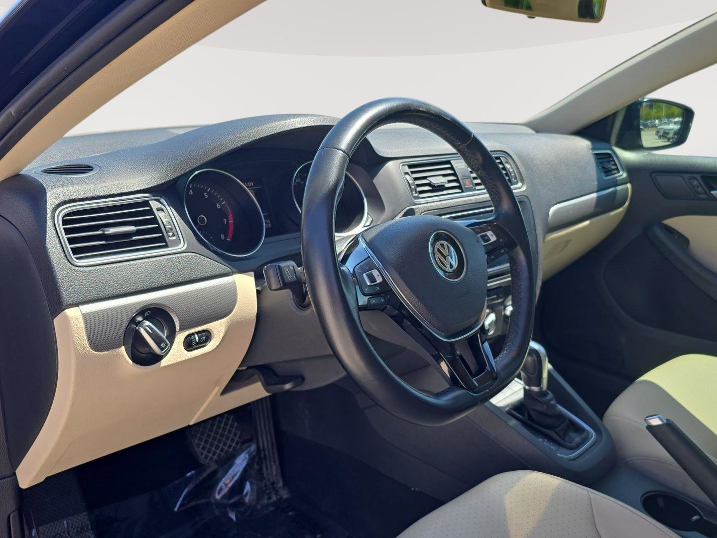 Used 2017 Volkswagen Jetta SE FWD image 4