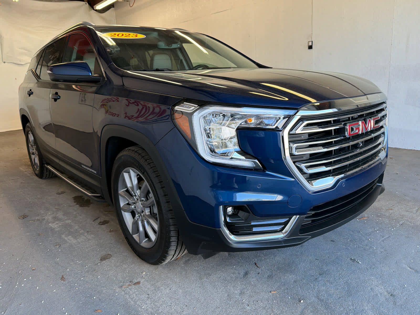 Used 2023 GMC Terrain SLT w/ LPO, 'HIT The Road' Package image 4