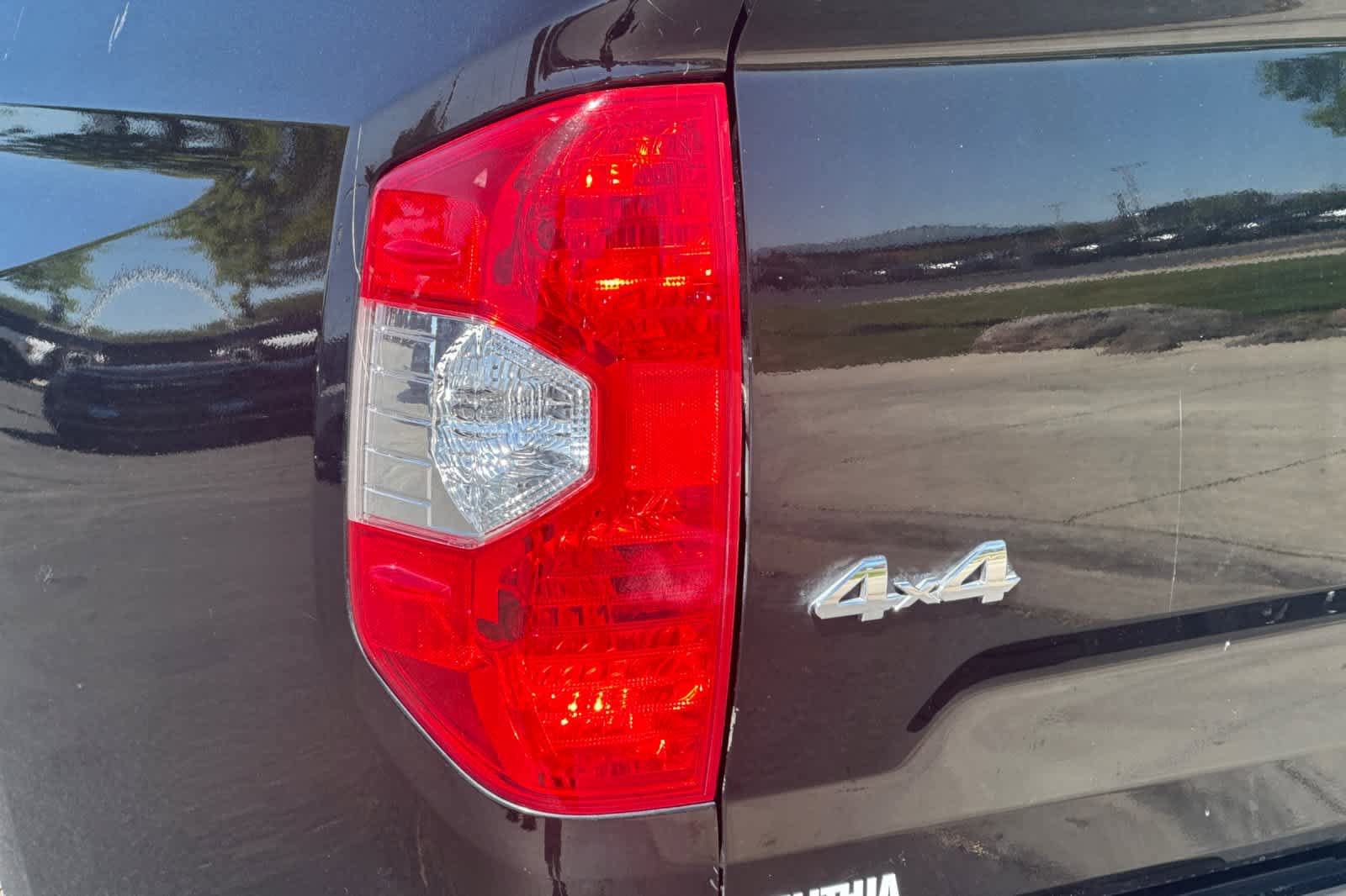 Used 2018 Toyota Tundra SR5 w/ SR5 Upgrade Package AWD/4WD image 26