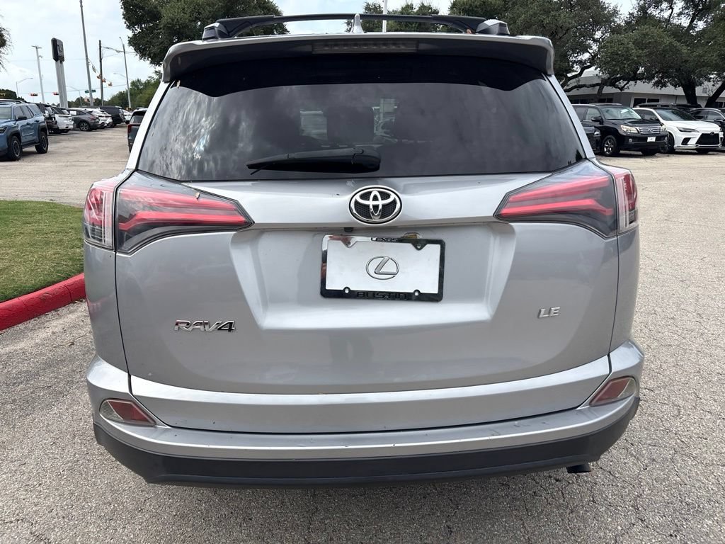Used 2018 Toyota RAV4 LE FWD image 4