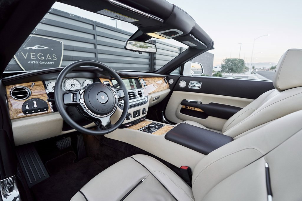 Used 2017 Rolls-Royce Dawn image 2