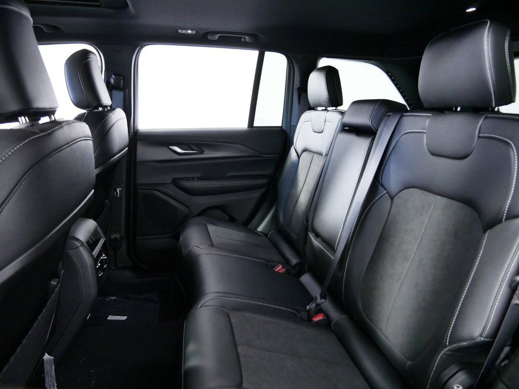 Certified 2024 Jeep Grand Cherokee Altitude image 32