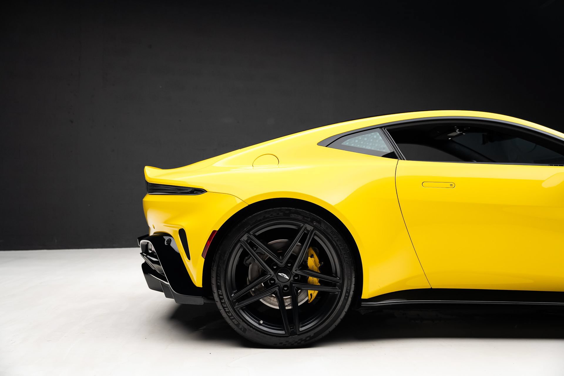 Used 2025 Aston Martin V8 Vantage Coupe RWD image 36