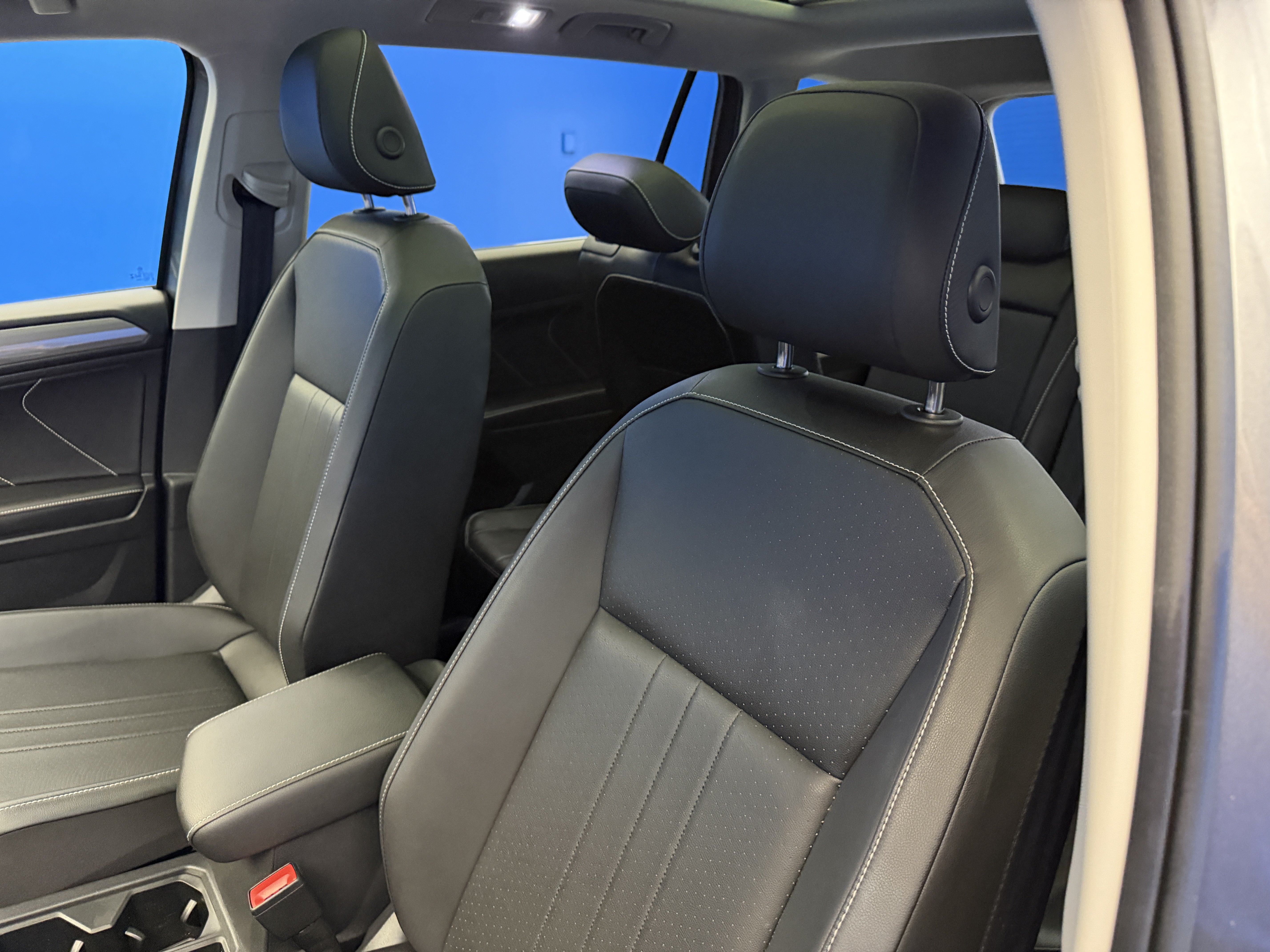 Used 2023 Volkswagen Tiguan SE w/ Panoramic Sunroof Package FWD image 12