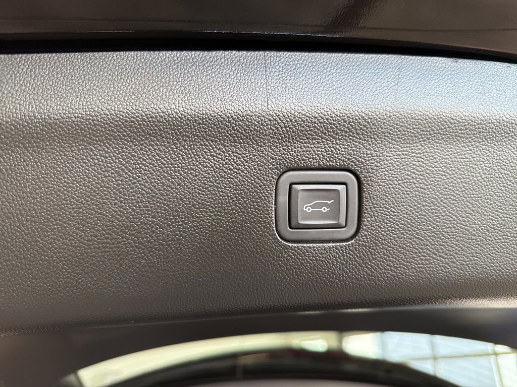 Used 2023 Buick Enclave Essence image 26
