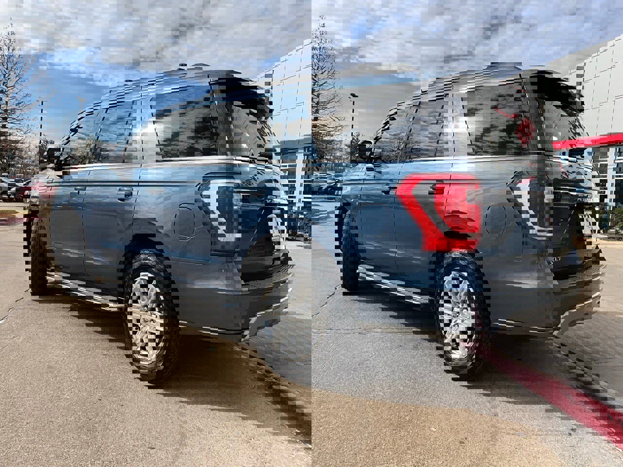 Used 2020 Ford Expedition XLT w/ Equipment Group 202A image 8