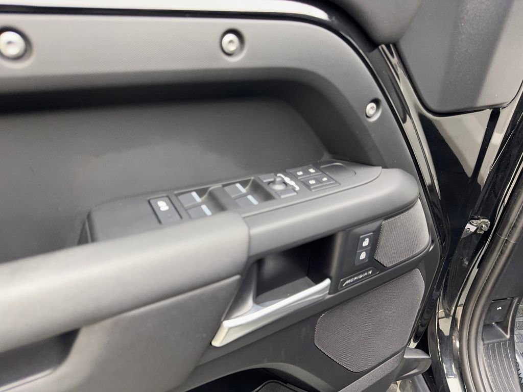 Used 2025 Land Rover Defender 110 S image 30