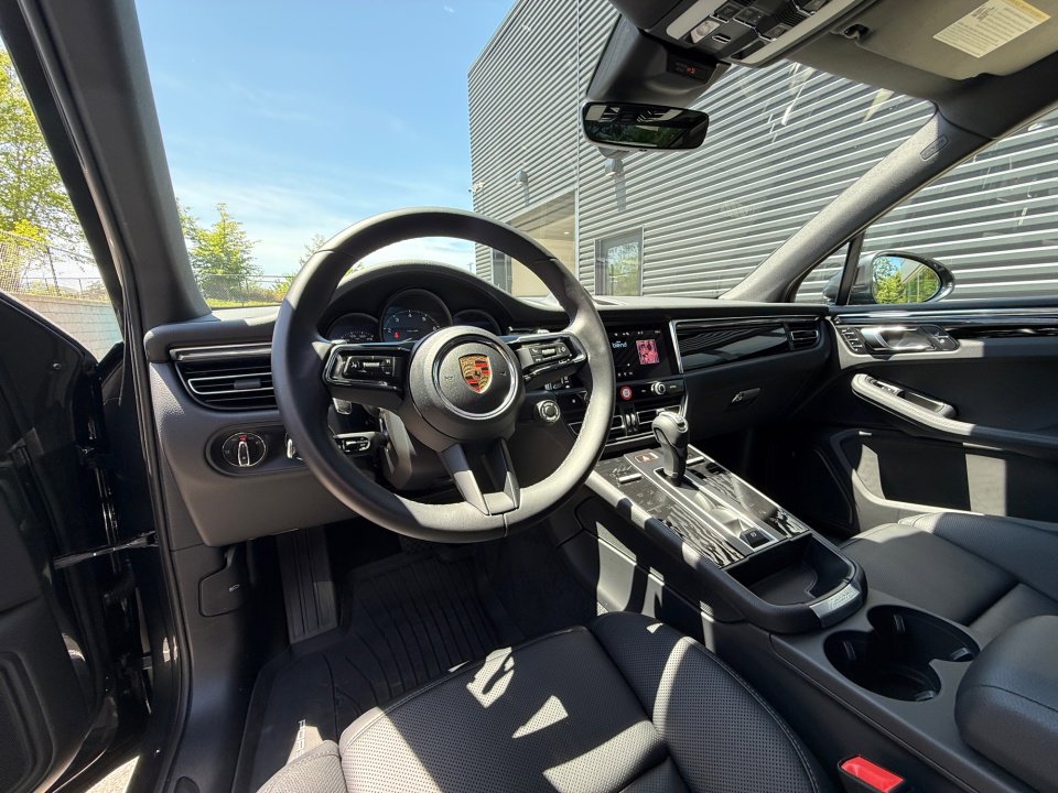Certified 2026 Porsche Macan Turbo AWD/4WD image 4