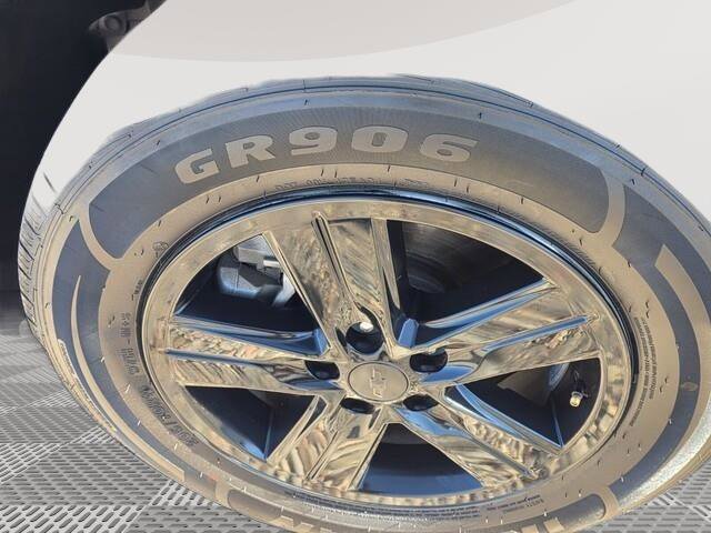 Used 2022 Chevrolet Trax LT w/ LT Convenience Package image 10