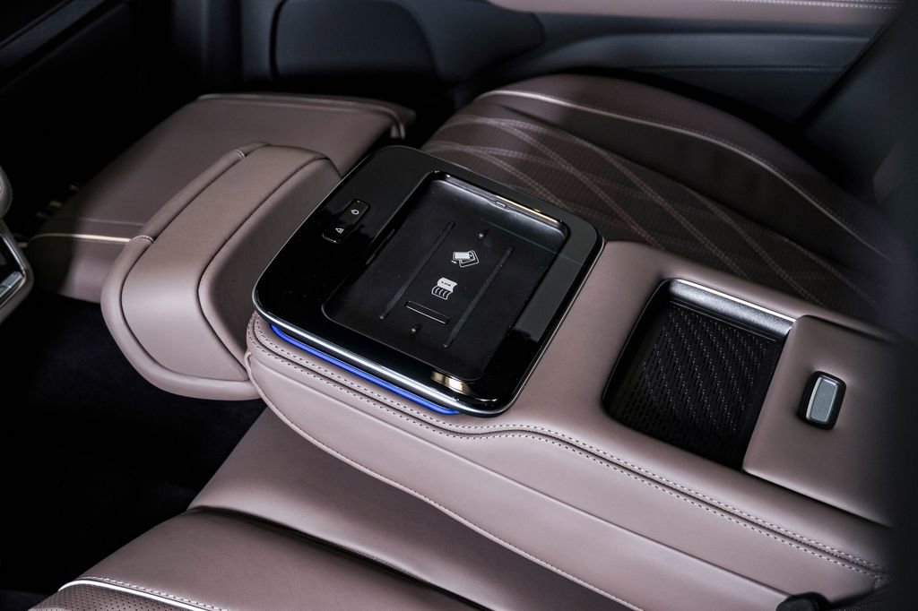 Used 2026 Mercedes-Benz Maybach GLS 600 4MATIC image 23