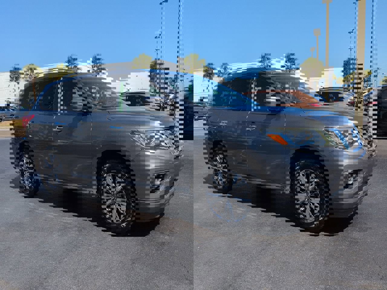 Used 2020 Nissan Pathfinder SL image 2