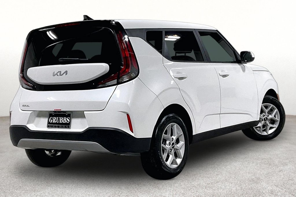 Used 2025 Kia Soul LX w/ LX Technology Package FWD image 2