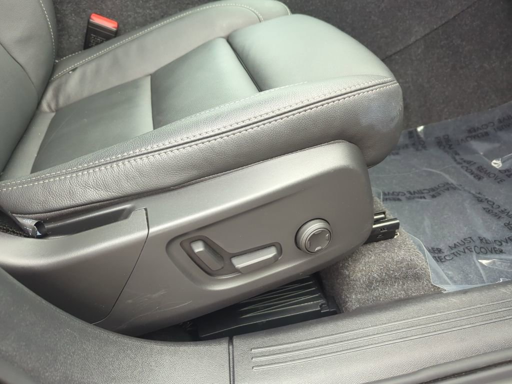 Used 2024 Volvo XC40 B5 Plus image 38