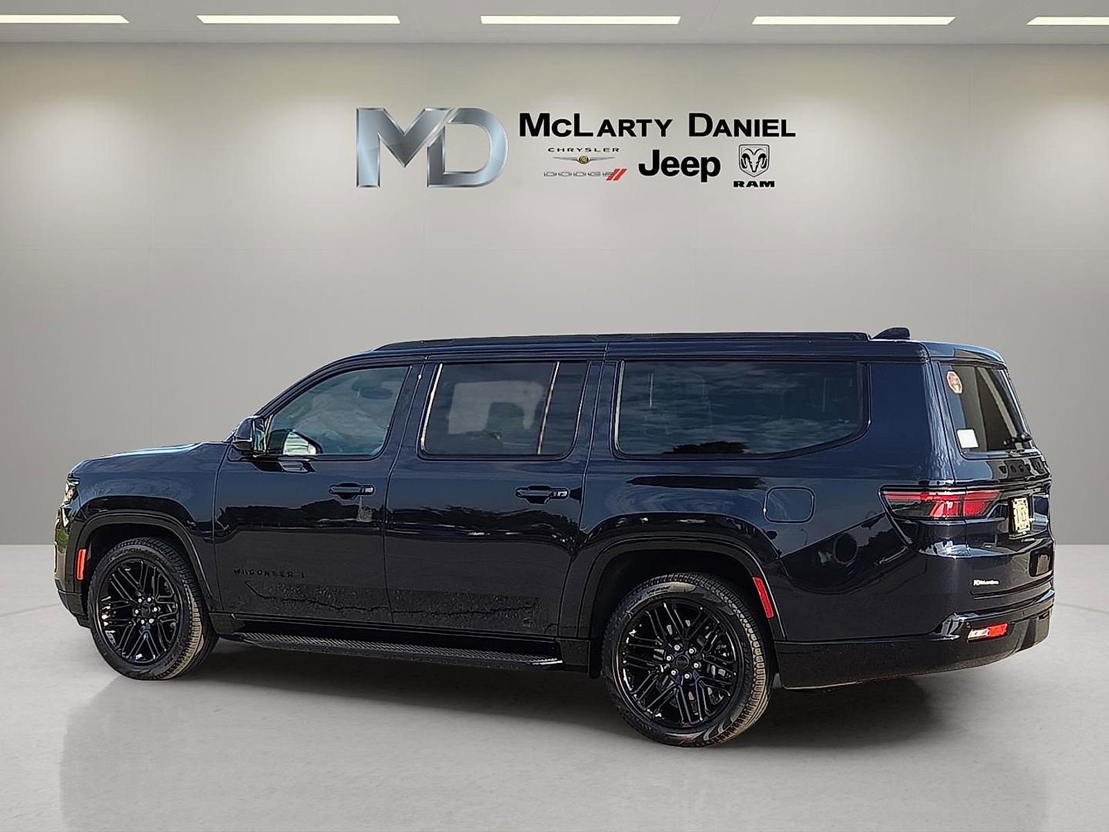 New 2025 Jeep Wagoneer L Series II w/ Premium Group I image 4