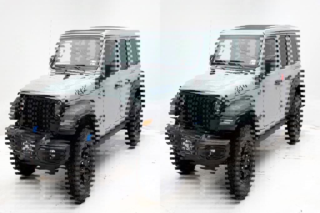 Used 2023 Jeep Wrangler Unlimited w/ Sun & Screen Package image 2