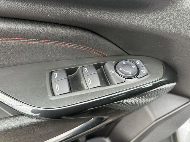 Used 2025 Chevrolet Trax RS w/ Sunroof Package image 13