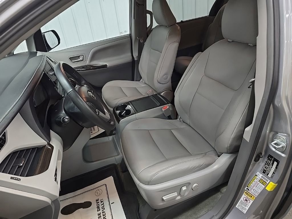 Used 2017 Toyota Sienna XLE w/ XLE Navigation Package image 31