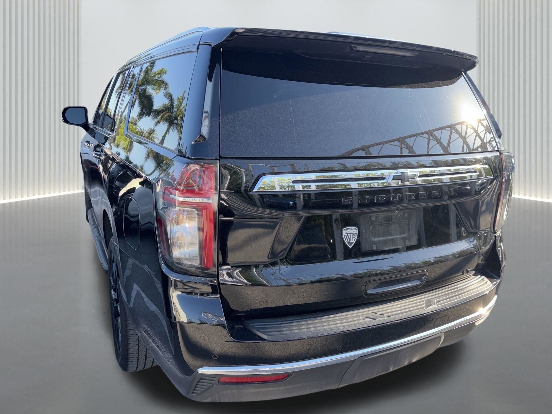Used 2023 Chevrolet Suburban LT w/ Luxury Package image 6