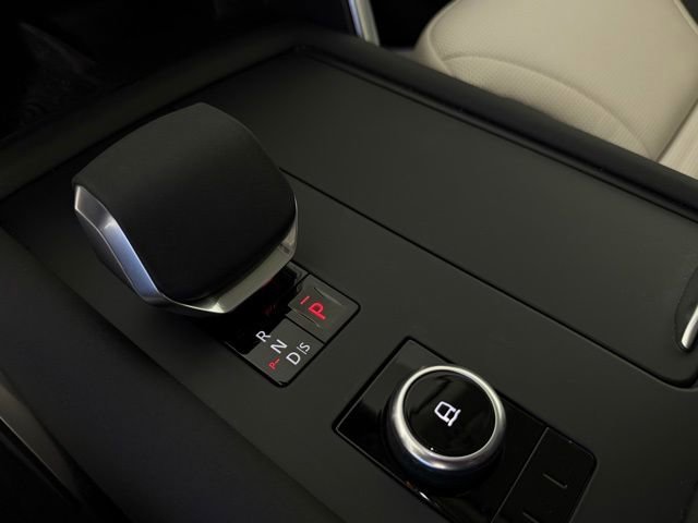 Certified 2025 Land Rover Discovery S image 16