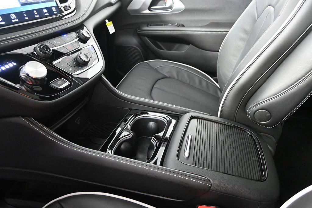 New 2026 Chrysler Pacifica Limited image 35