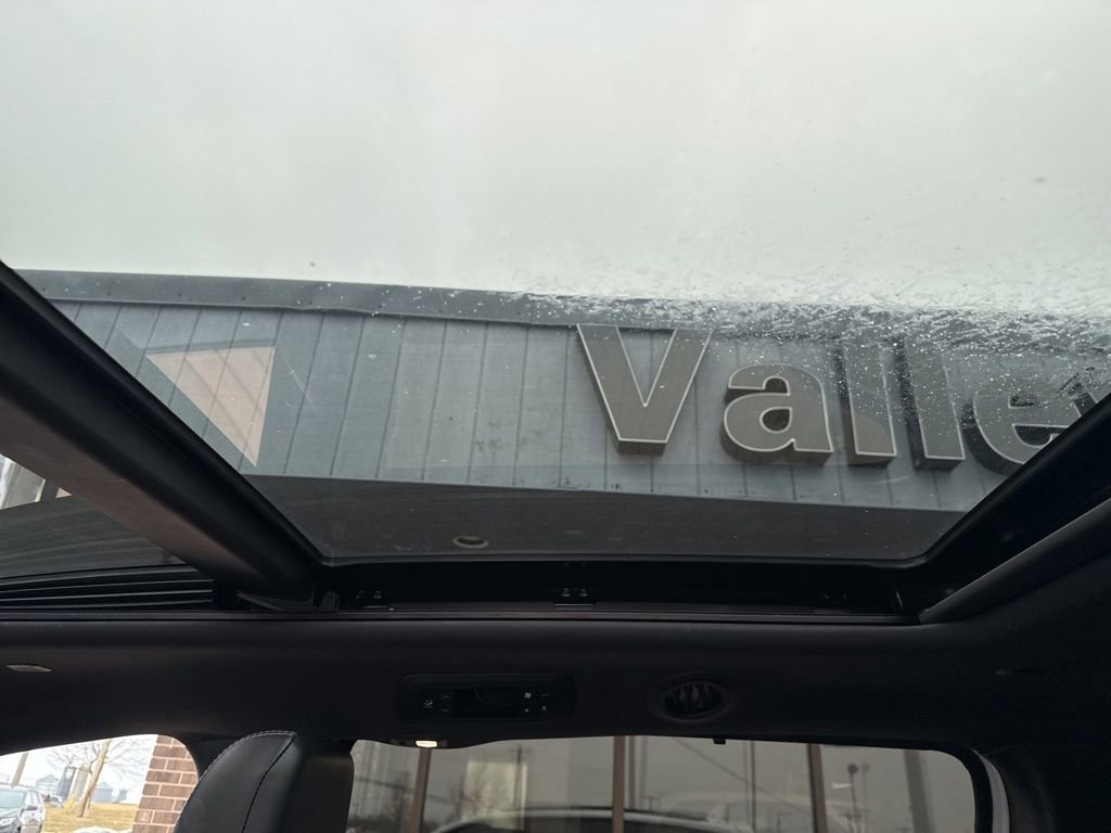 Used 2025 Chrysler Pacifica Limited image 42