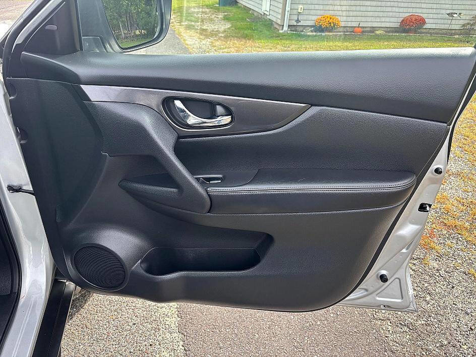 Used 2019 Nissan Rogue SV w/ Premium Package image 18