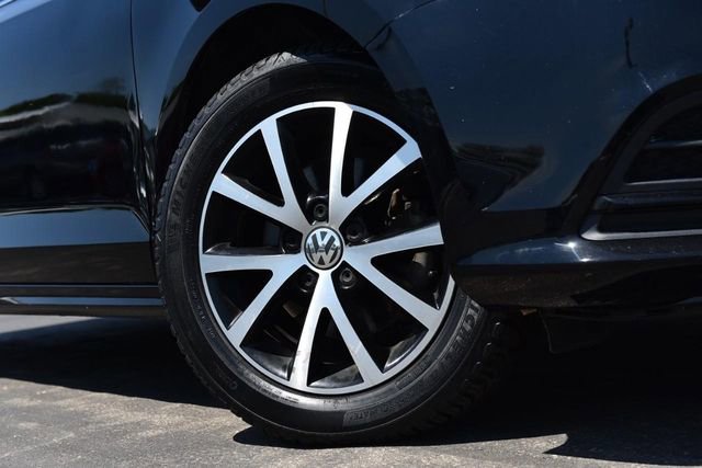 Used 2017 Volkswagen Jetta SE FWD image 3