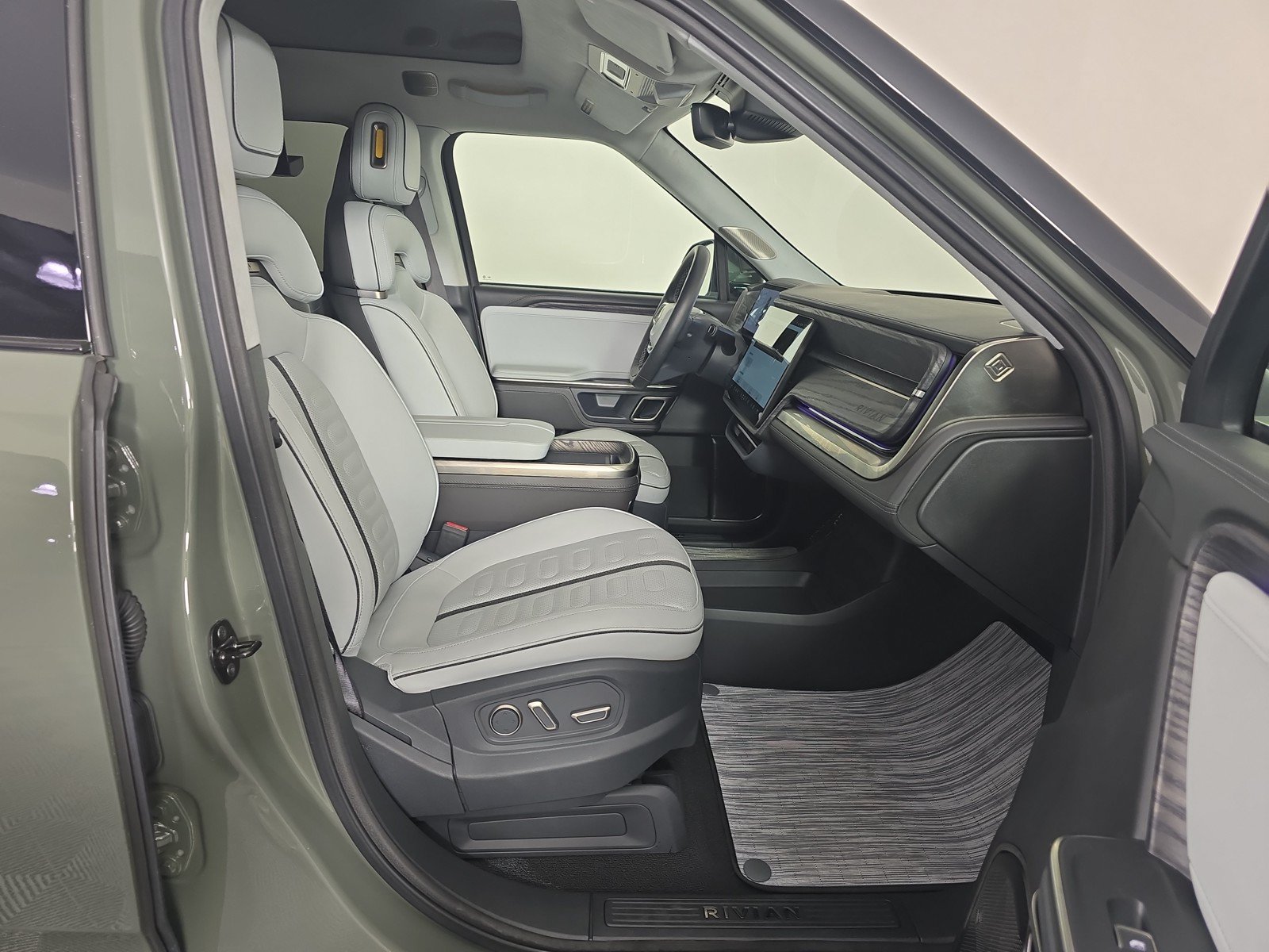 Used 2023 Rivian R1S Launch Edition AWD/4WD image 24