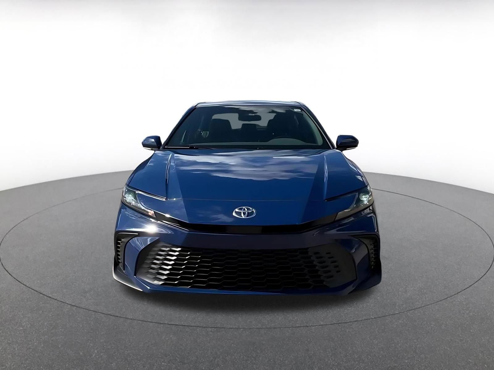Used 2025 Toyota Camry SE FWD image 4
